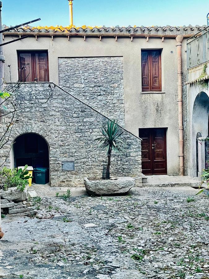 Cortile Padre Vincenzo Lägenhet Erice Exteriör bild